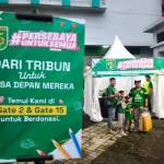 Bonek menggalang donasi masker melalui kampanye One Man One Mask pada laga Persebaya vs PSS Sleman di Stadion GBT. (Photo : Official PERSEBAYA)