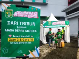 Bonek menggalang donasi masker melalui kampanye One Man One Mask pada laga Persebaya vs PSS Sleman di Stadion GBT. (Photo : Official PERSEBAYA)
