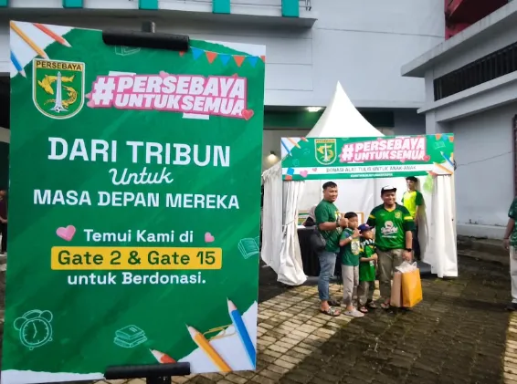 Bonek menggalang donasi masker melalui kampanye One Man One Mask pada laga Persebaya vs PSS Sleman di Stadion GBT. (Photo : Official PERSEBAYA)