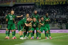 Miguel Pereira merayakan gol dalam laga Persebaya vs PSS Sleman di Stadion Gelora Bung Tomo
