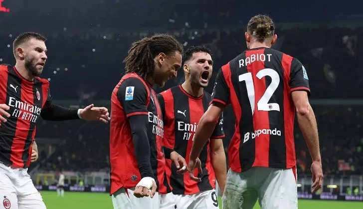 Pemain AC Milan merayakan kemenangan 3-2 atas Atalanta pada pertandingan Serie A di Stadion San Siro.