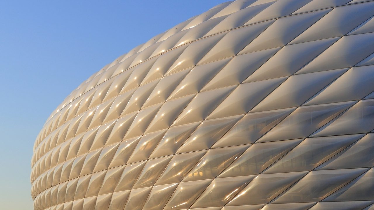Stadion Allianz Arena, kandang Bayern Munich.