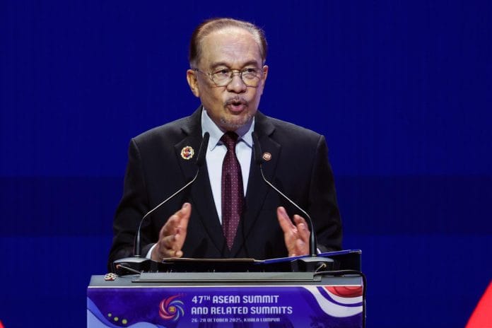 Perdana Menteri Malaysia Anwar Ibrahim berpidato dalam KTT ASEAN ke-47 di Kuala Lumpur