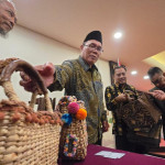 Kapoksi Komisi VII DPR RI Bambang Haryo Soekartono mengamati tas hasil pelatihan kriya berbahan eceng gondok di Surabaya. Foto: Oalaid
