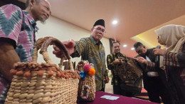 Kapoksi Komisi VII DPR RI Bambang Haryo Soekartono mengamati tas hasil pelatihan kriya berbahan eceng gondok di Surabaya. Foto: Oalaid