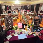 Bambang Haryo saat menyaksikan demo memasak pelaku usaha dalam bimbingan teknis ekonomi kreatif bidang kuliner di Surabaya (foto: oalaid)