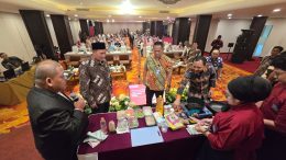 Bambang Haryo saat menyaksikan demo memasak pelaku usaha dalam bimbingan teknis ekonomi kreatif bidang kuliner di Surabaya (foto: oalaid)