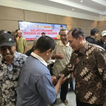 Bambang Haryo bersalaman dengan nelayan Kenjeran pada acara silaturahmi saat reses di Surabaya