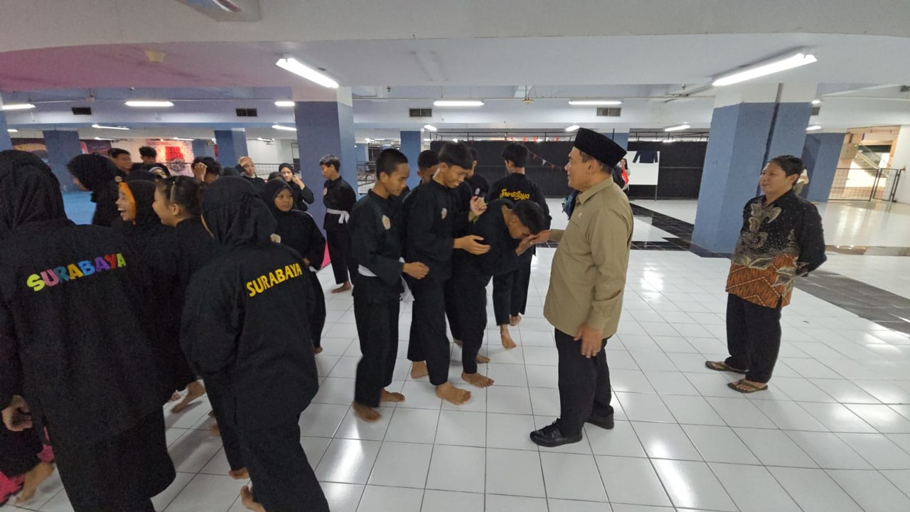 Bambang Haryo Soekartono bersama pesilat junior Surabaya saat meninjau latihan menjelang Popda di Ngawi.