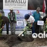 Bawaslu Sidoarjo tanam manggis