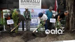 Bawaslu Sidoarjo tanam manggis