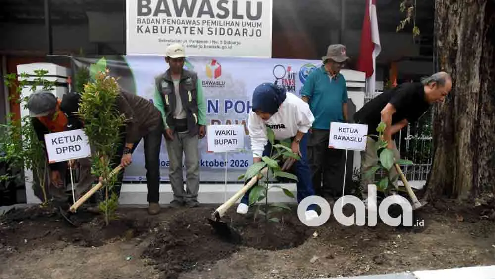 Bawaslu Sidoarjo tanam manggis