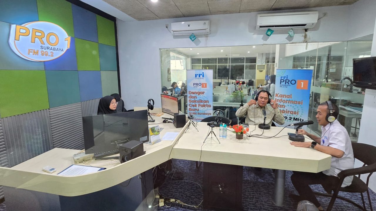Suasana studio RRI Pro 1 Surabaya FM 99.2 saat dialog bersama Kapoksi Komisi VII DPR RI Bambang Haryo Soekartono. Foto: Gentur