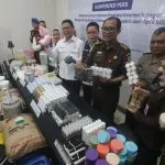 Kepala BPOM Taruna Ikrar menunjukkan barang bukti kosmetik ilegal sitaan di Mojokerto