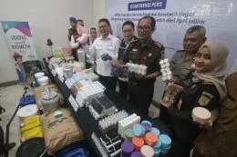 Kepala BPOM Taruna Ikrar menunjukkan barang bukti kosmetik ilegal sitaan di Mojokerto