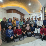 Jajaran pimpinan Bank Indonesia, BRI, PERBANAS, dan sivitas akademika UNAIR berfoto bersama pada peresmian Gerai CERDAS PeKA di Fakultas Ekonomi dan Bisnis UNAIR.