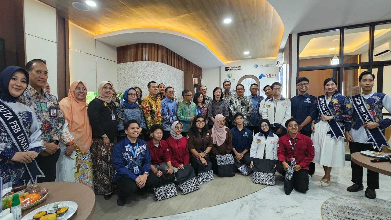 Jajaran pimpinan Bank Indonesia, BRI, PERBANAS, dan sivitas akademika UNAIR berfoto bersama pada peresmian Gerai CERDAS PeKA di Fakultas Ekonomi dan Bisnis UNAIR.
