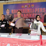 Konferensi pers pengungkapan pengeroyokan remaja di Mapolresta Sidoarjo, dengan barang bukti celurit dan rekaman video.