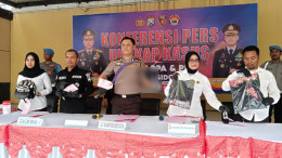 Konferensi pers pengungkapan pengeroyokan remaja di Mapolresta Sidoarjo, dengan barang bukti celurit dan rekaman video.