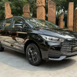 BYD M6 DM Classic berwarna hitam