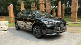 BYD M6 DM Classic berwarna hitam