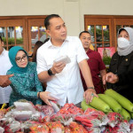 Sejumlah orang memeriksa hasil panen cabai, bawang merah, dan sayuran di Surabaya.