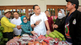 Sejumlah orang memeriksa hasil panen cabai, bawang merah, dan sayuran di Surabaya.
