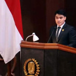 Anggota Komisi E DPRD Jawa Timur Cahyo Harjo Prakoso saat berpidato di podium.