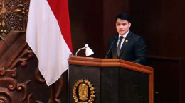 Anggota Komisi E DPRD Jawa Timur Cahyo Harjo Prakoso saat berpidato di podium.