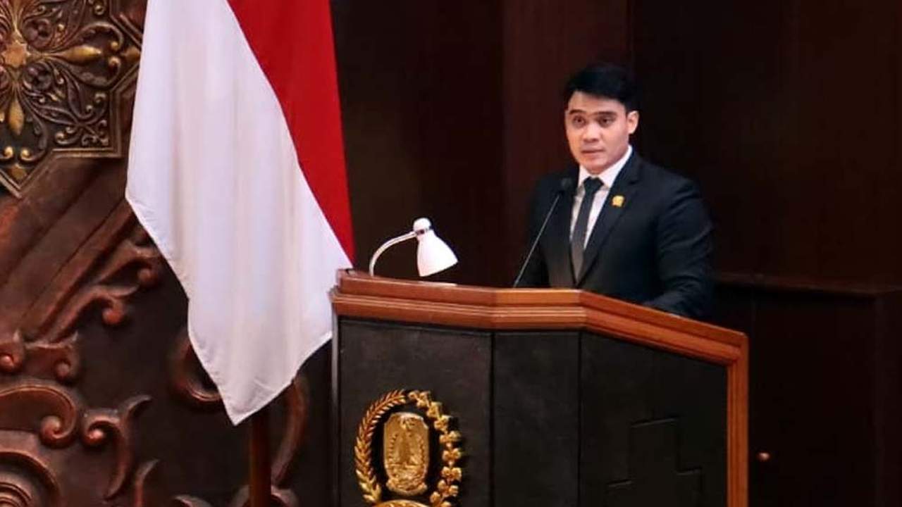 Anggota Komisi E DPRD Jawa Timur Cahyo Harjo Prakoso saat berpidato di podium.