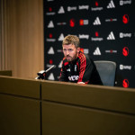 Pelatih Manchester United Michael Carrick dalam konferensi pers (Foto: manutd.com)