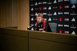 Pelatih Manchester United Michael Carrick dalam konferensi pers (Foto: manutd.com)