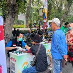 Warga mengikuti layanan cek kesehatan gratis di stan pinggir jalan saat Car Free Day Surabaya