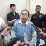 Hana Novia Kristiani, kakak Thomas, diwawancarai usai sidang pengeroyokan Thomas sandal di PN Surabaya.