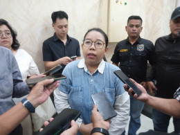 Hana Novia Kristiani, kakak Thomas, diwawancarai usai sidang pengeroyokan Thomas sandal di PN Surabaya.