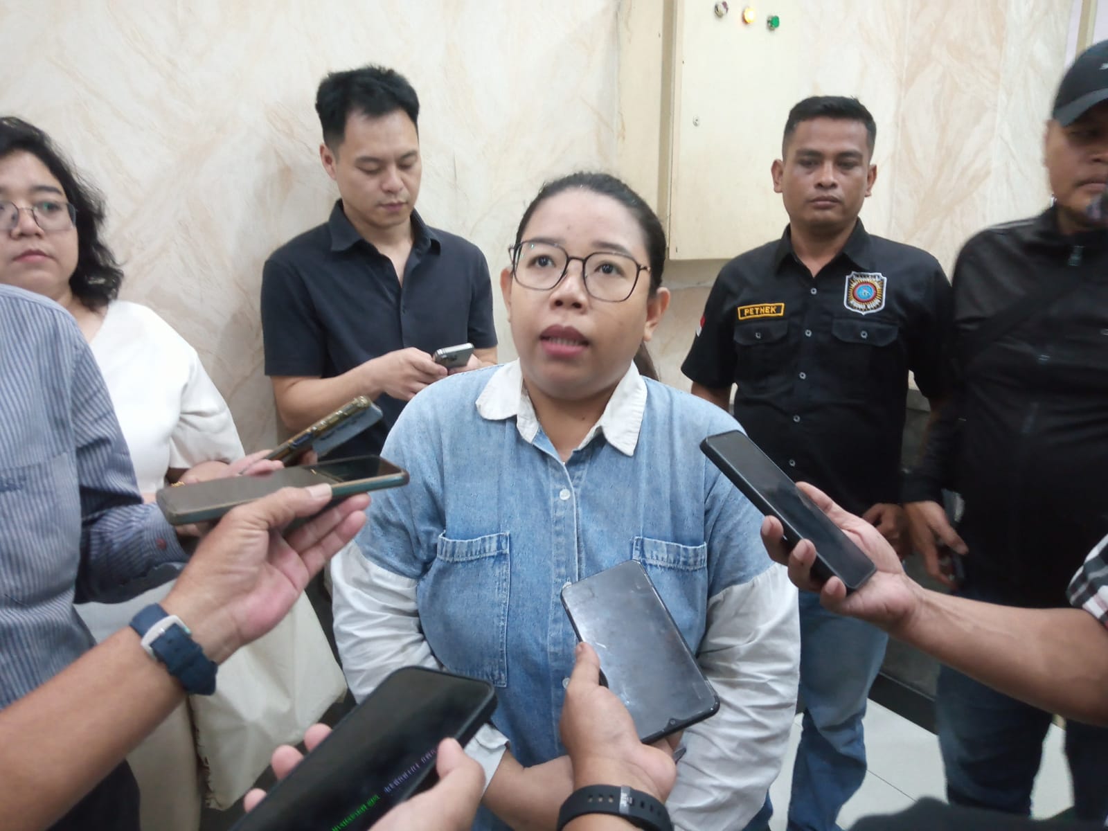 Hana Novia Kristiani, kakak Thomas, diwawancarai usai sidang pengeroyokan Thomas sandal di PN Surabaya.