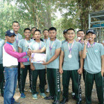 Penyerahan medali dan piagam kepada para atlet muda pemenang Lomba Dayung SRC di Bozem Morokrembangan Surabaya. Foto: Istimewa.