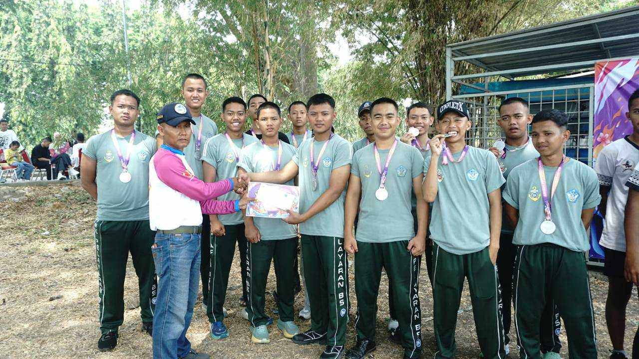 Penyerahan medali dan piagam kepada para atlet muda pemenang Lomba Dayung SRC di Bozem Morokrembangan Surabaya. Foto: Istimewa.