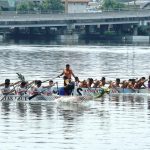 Dua perahu naga berpacu di perairan Bozem Morokrembangan, Surabaya, saat lomba dayung Surabaya Rising Champion.