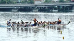 Dua perahu naga berpacu di perairan Bozem Morokrembangan, Surabaya, saat lomba dayung Surabaya Rising Champion.