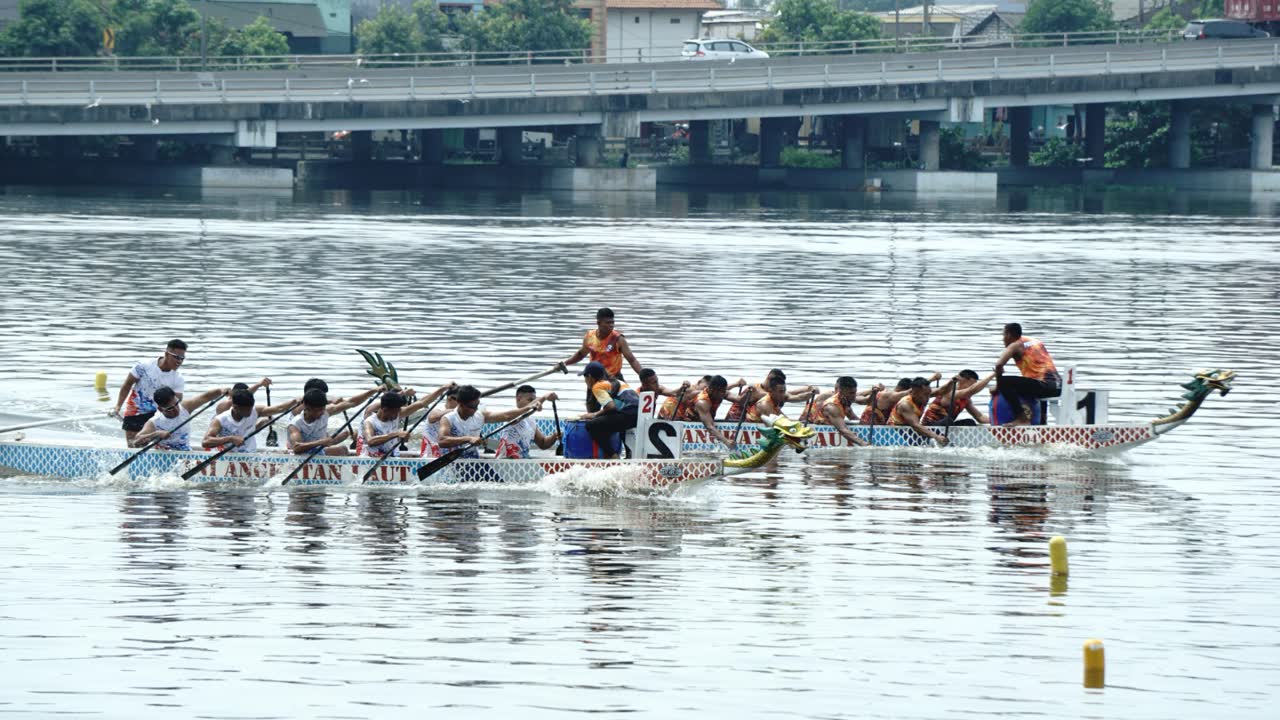 Dua perahu naga berpacu di perairan Bozem Morokrembangan, Surabaya, saat lomba dayung Surabaya Rising Champion.