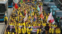 Mahasiswa Universitas Indonesia berunjuk rasa di kawasan Dukuh Atas, Jakarta