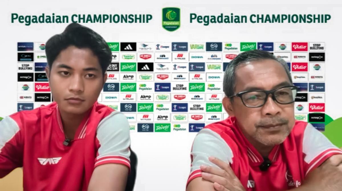 Pelatih dan pemain De Red FC saat konferensi pers sebelum laga tandang melawan Persela Lamongan