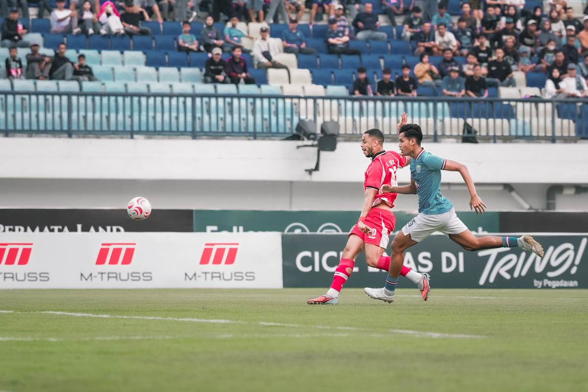 F. Veloso mengejar bola pada laga Persela vs De Red FC 2-2