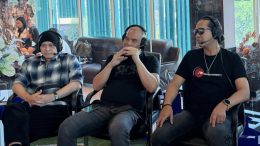 Ahmad Dhani dan Andra Ramadhan pada konferensi pers konser When Legends Comeback to Surabaya