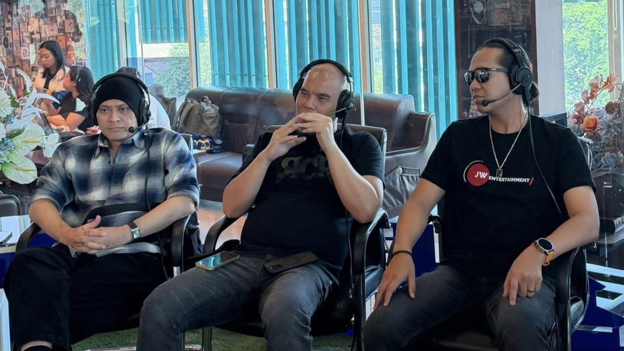 Ahmad Dhani dan Andra Ramadhan pada konferensi pers konser When Legends Comeback to Surabaya