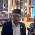 Ketua DPRD Jawa Timur M. Musyafak Rouf saat diwawancarai wartawan.