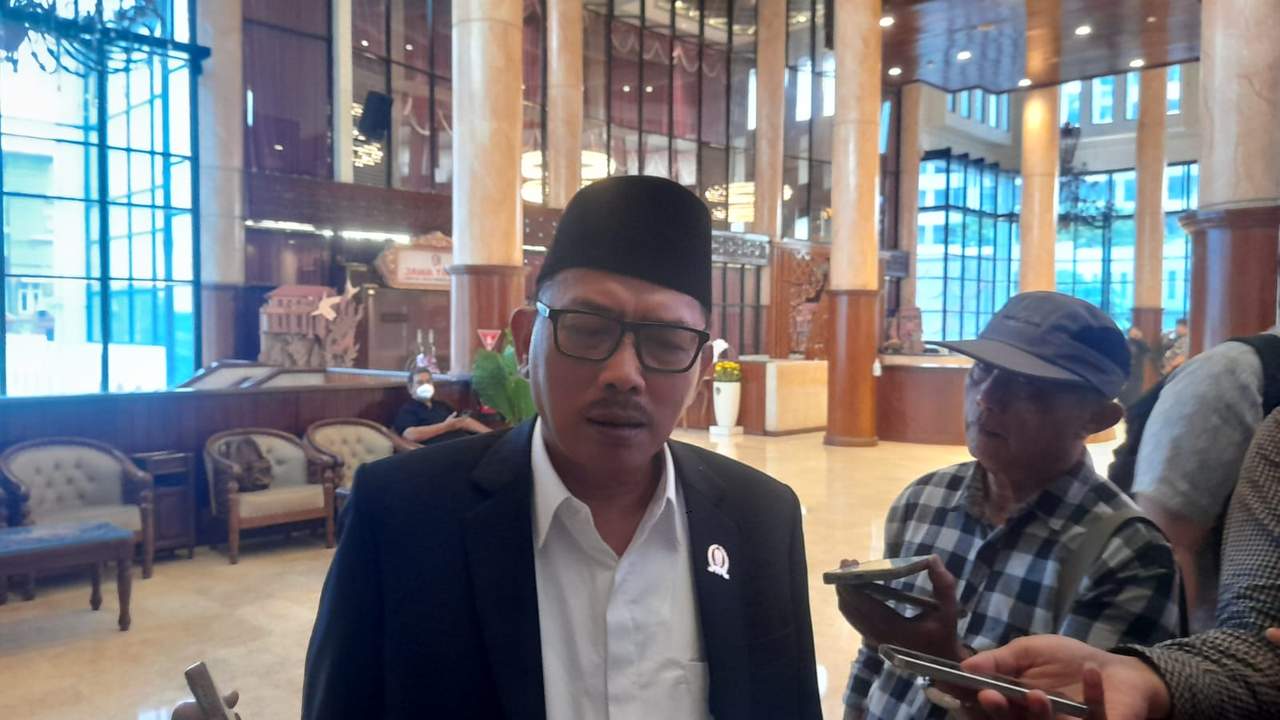 Ketua DPRD Jawa Timur M. Musyafak Rouf saat diwawancarai wartawan.