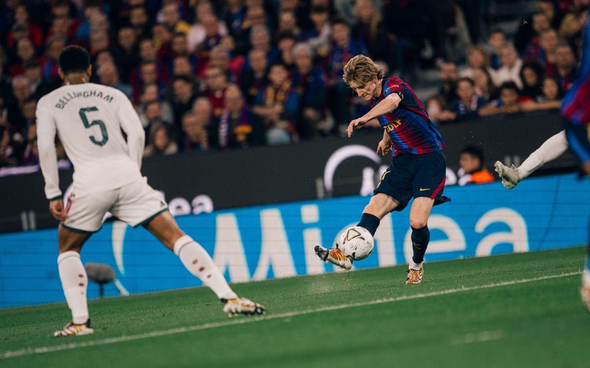 El Clasico Barcelona Real Madrid 1-2: Pemain Barcelona mengontrol bola di depan Jude Bellingham di Camp Nou