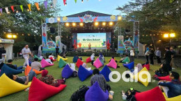 Suasana gig outdoor di Surabaya